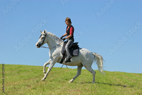 Frau reitet auf Pferd