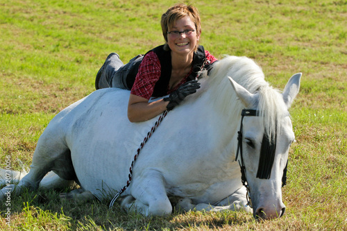 Pferde - Frau liegt auf Pferd photo