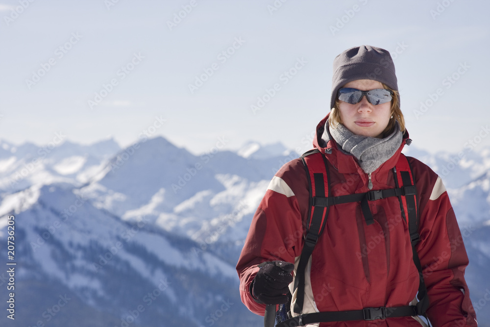 frau mit bergen im hintergrund frau mit bergen im hintergrund