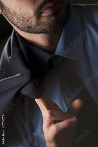 uomo con giacca e cravatta photo