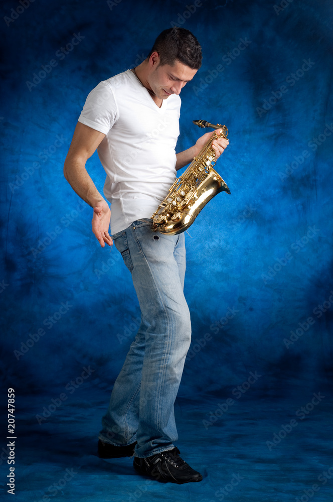 Naklejka premium uomo che guarda il sax