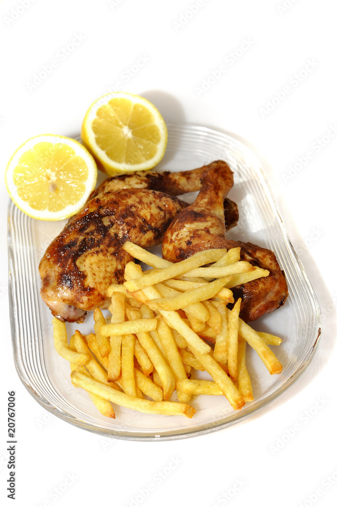 Teller voll Pommes und Hähnchen Teller voll Pommes und Hähnchen