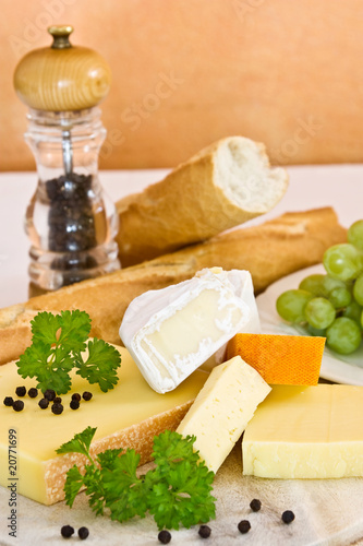 Käseplatte mit Weissbrot und Weintrauben