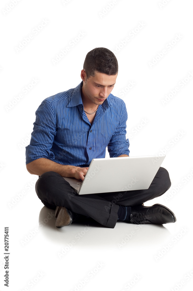 uomo che scriva al computer