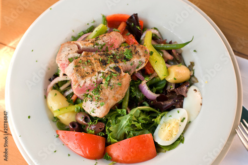 Grilled tuna steak with vegetables and salad