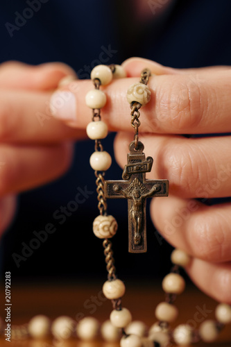 Frau betet mit Rosenkranz zu Gott