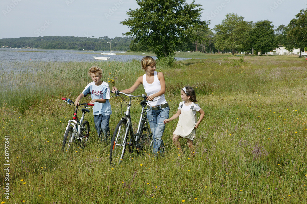 Obraz premium Balade à vélo en famille