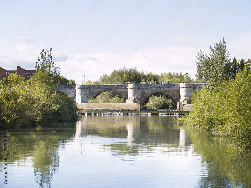 Puente antiguo de la ciudad de León, España
