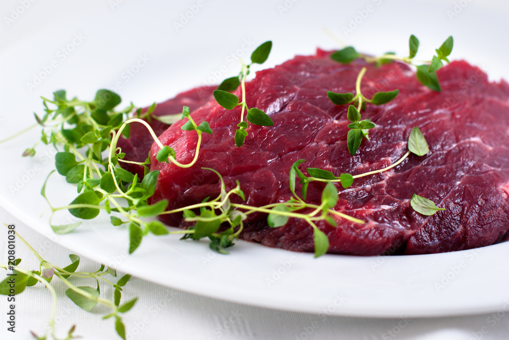 Raw beef with fresh thyme Raw beef with fresh thyme