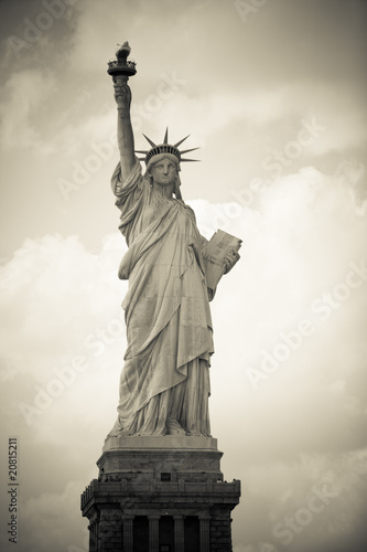 Freiheitsstatue in New York City, monochrom #20815211