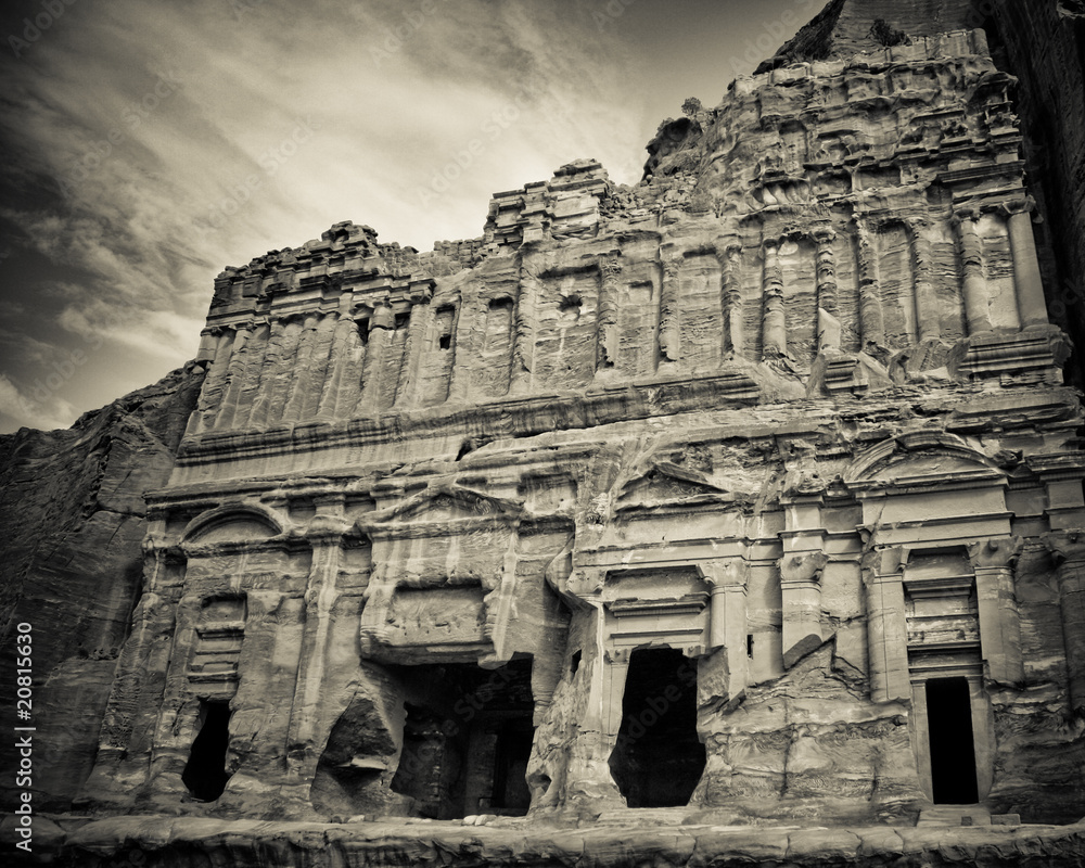 antike Ruinen eines Grabmals in Petra, Jordanien