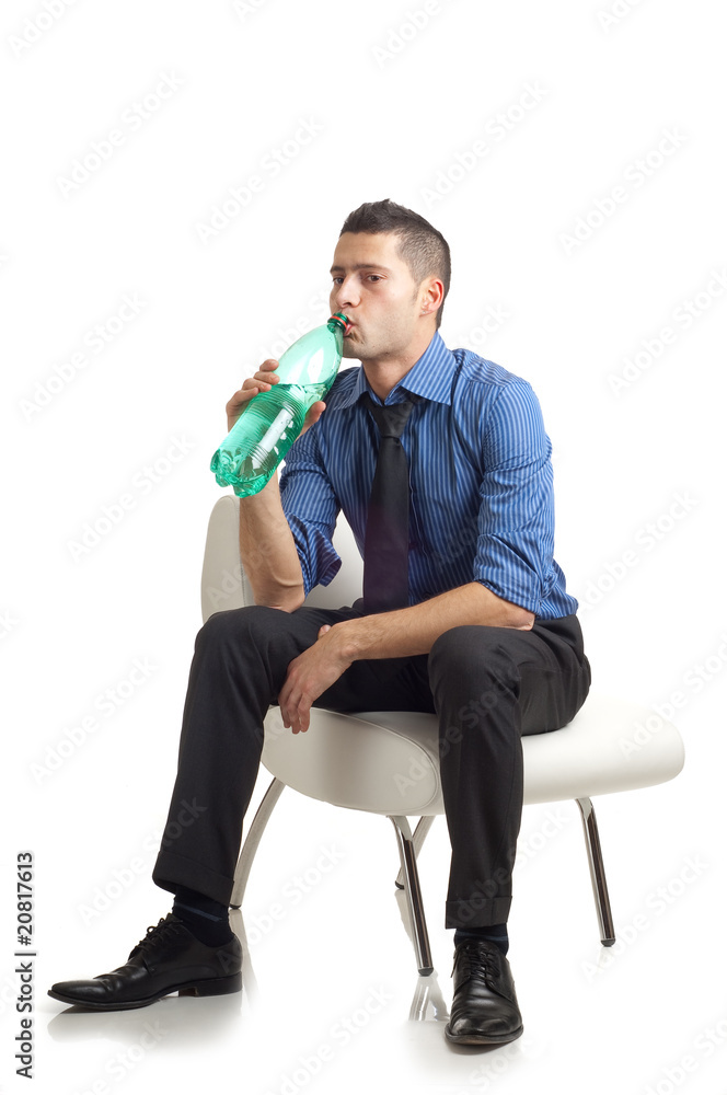uomo seduto assetato che beve Stock Photo | Adobe Stock
