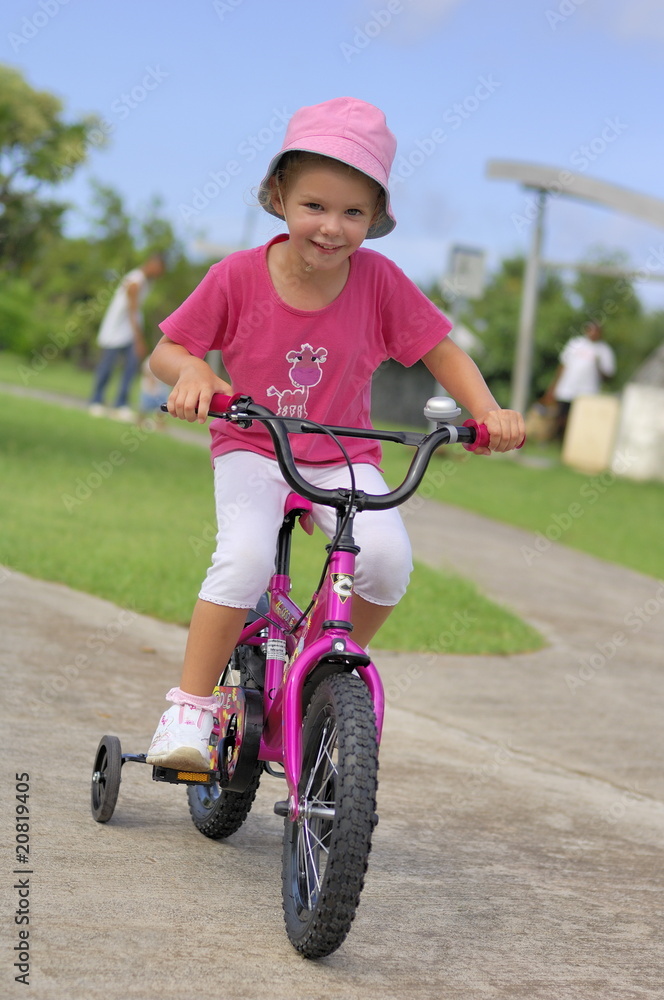 Fillette sur un vélo. Fillette sur un vélo.