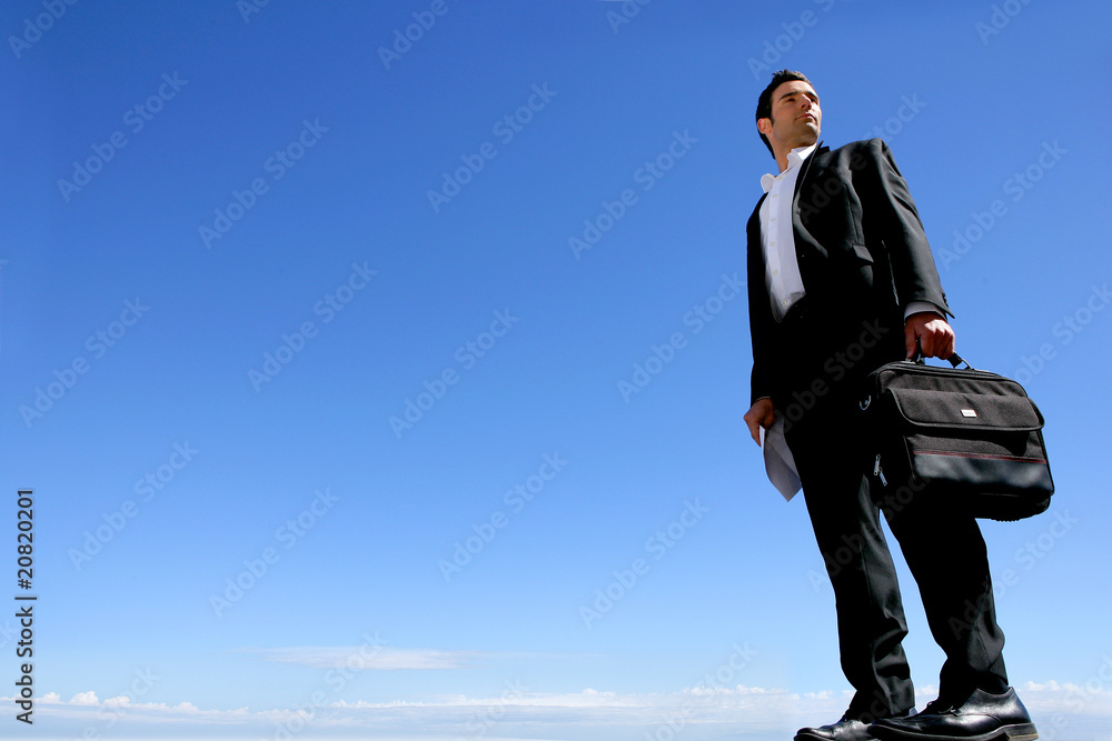 homme en costume et sacoche regardant au loin homme en costume et sacoche regardant au loin