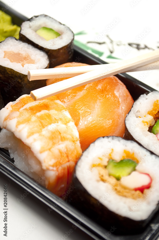 Sushi mit Stäbchen Sushi mit Stäbchen