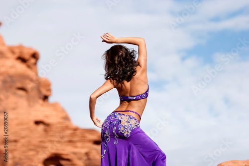 Foto Pretty sexy brunette bellydancer