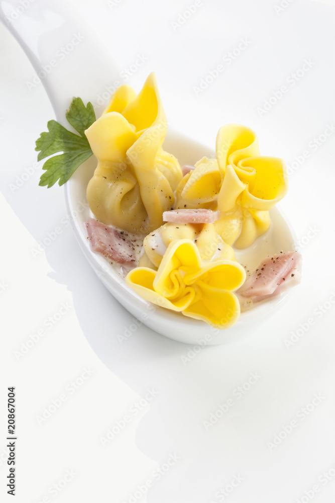 gefüllte Nudeln in Porzellanlöffel gefüllte Nudeln in Porzellanlöffel