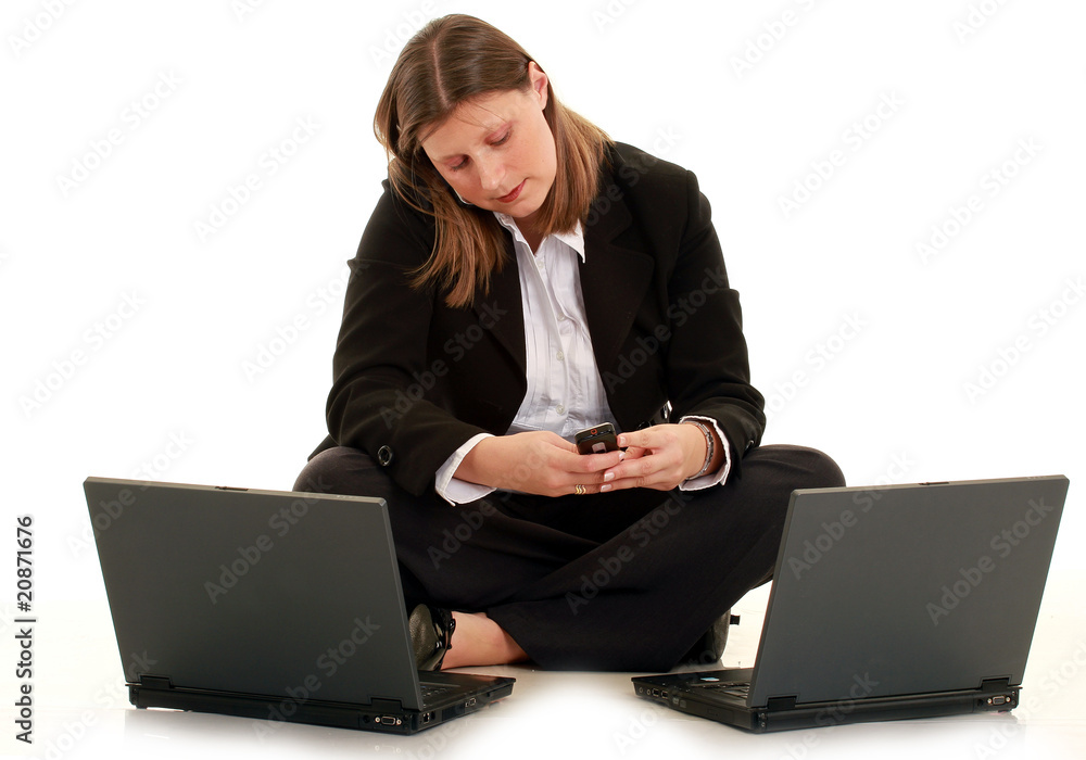 ragazza al lavoro con pc e cellulare ragazza al lavoro con pc e cellulare