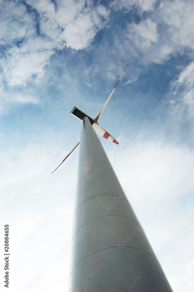 Moderne Windmühle vor blauem Himmel mit weißen Wolken Moderne Windmühle vor blauem Himmel mit weißen Wolken