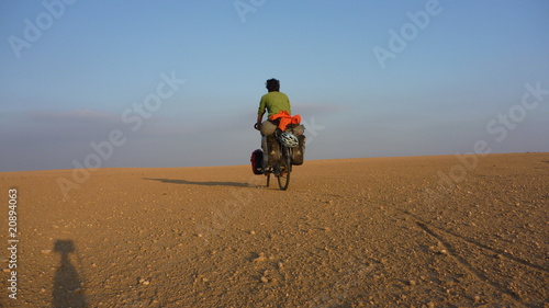 à vélo dans le désert
