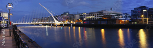 Cuadro en lienzo Dublin  bridge and Lifey river