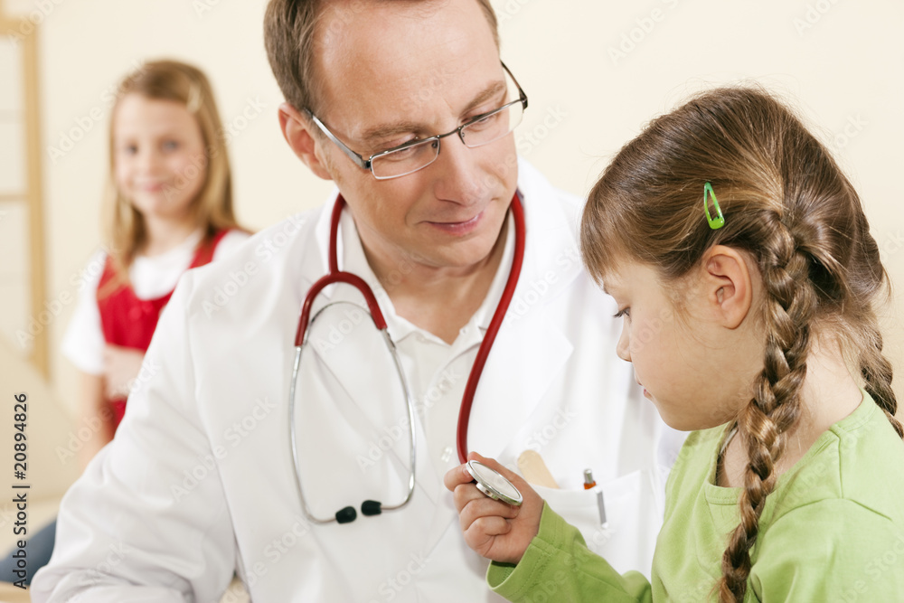 Kinderarzt mit Kindern als Patienten Stock Photo Adobe Stock