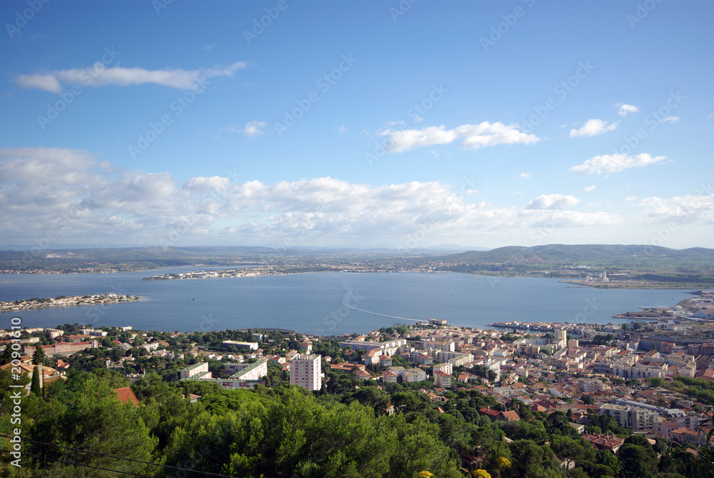 Étang de Thau depuis le Mont-Saint-Clair à Sète dans l'Hérault en Occitanie, France