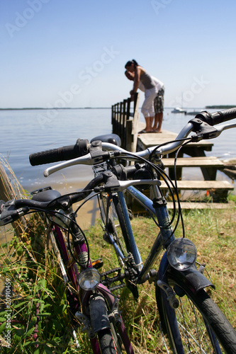 vélos au bord d'un lac