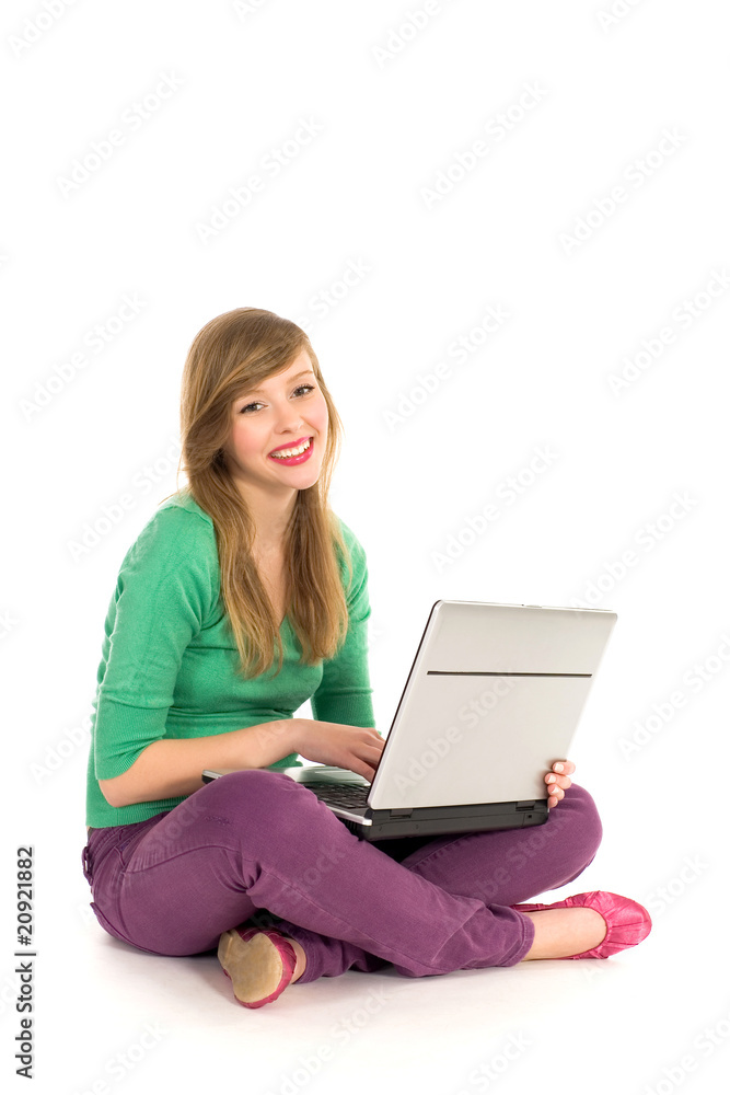 Naklejka premium Teenage girl using laptop