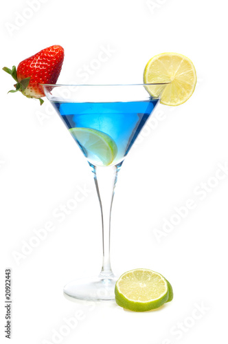 cocktail curacao blu con  fragola e lime