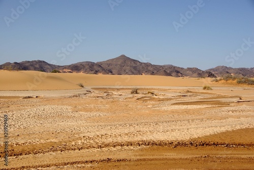 Oued dans le desert libyen