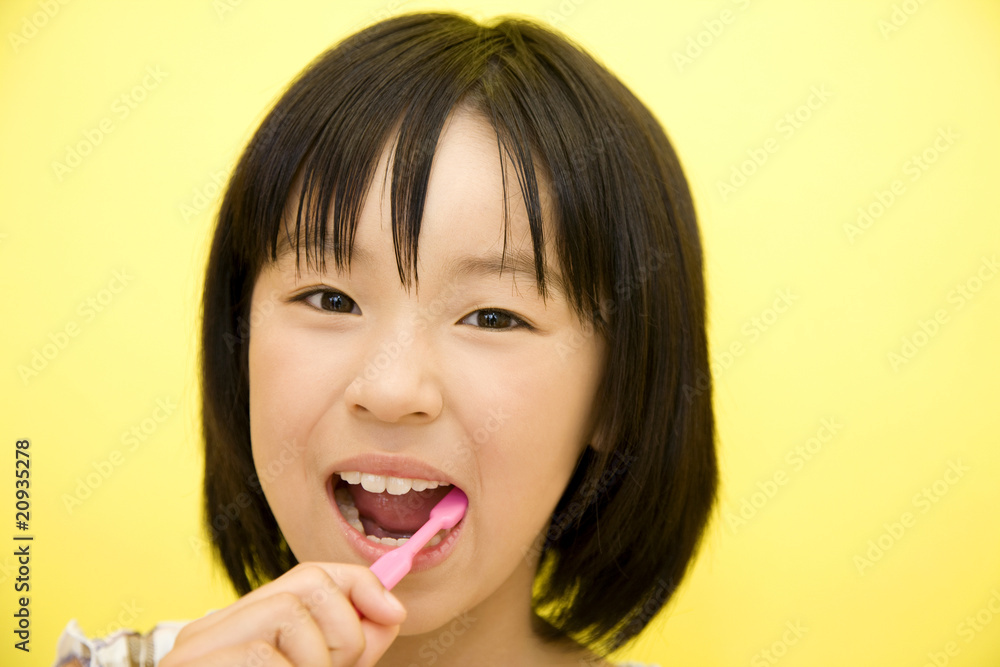 歯磨きをする女の子 歯磨きをする女の子