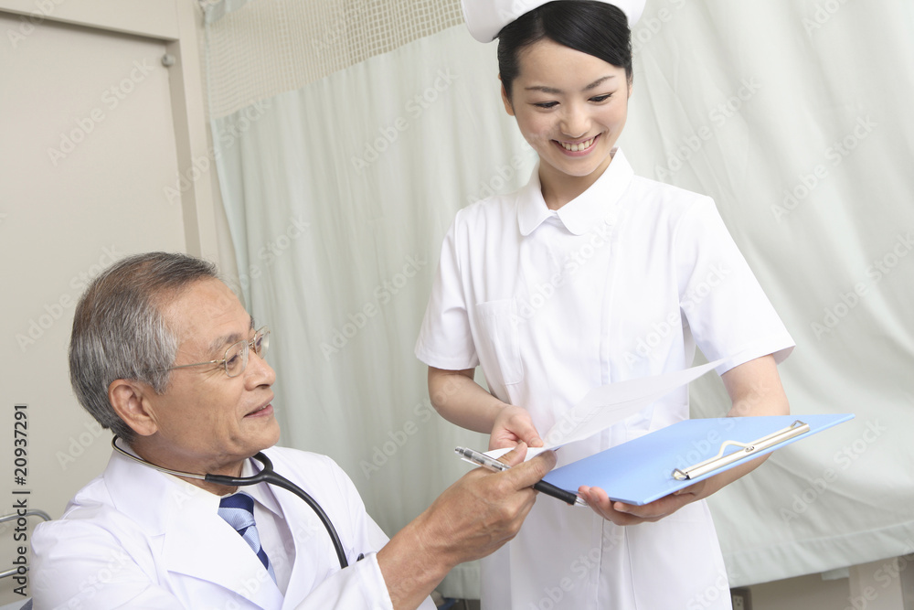 Obraz premium 医者と看護師