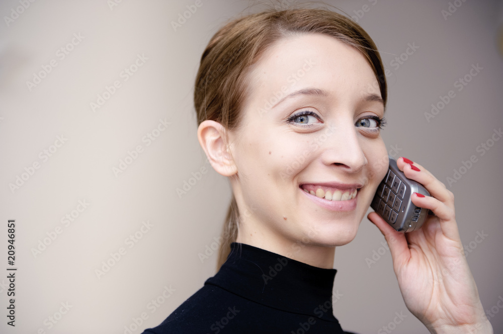 freundliche frau telefoniert mit kunden