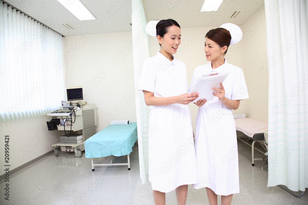 Fototapeta premium カルテを見ながら会話する看護師