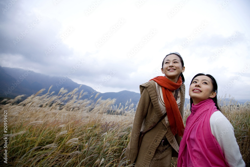 ススキ野原と女性達