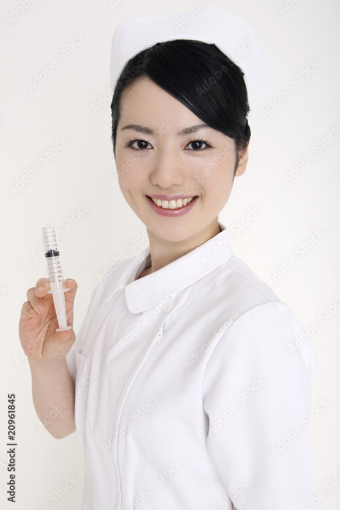 注射器を持つ看護師 注射器を持つ看護師