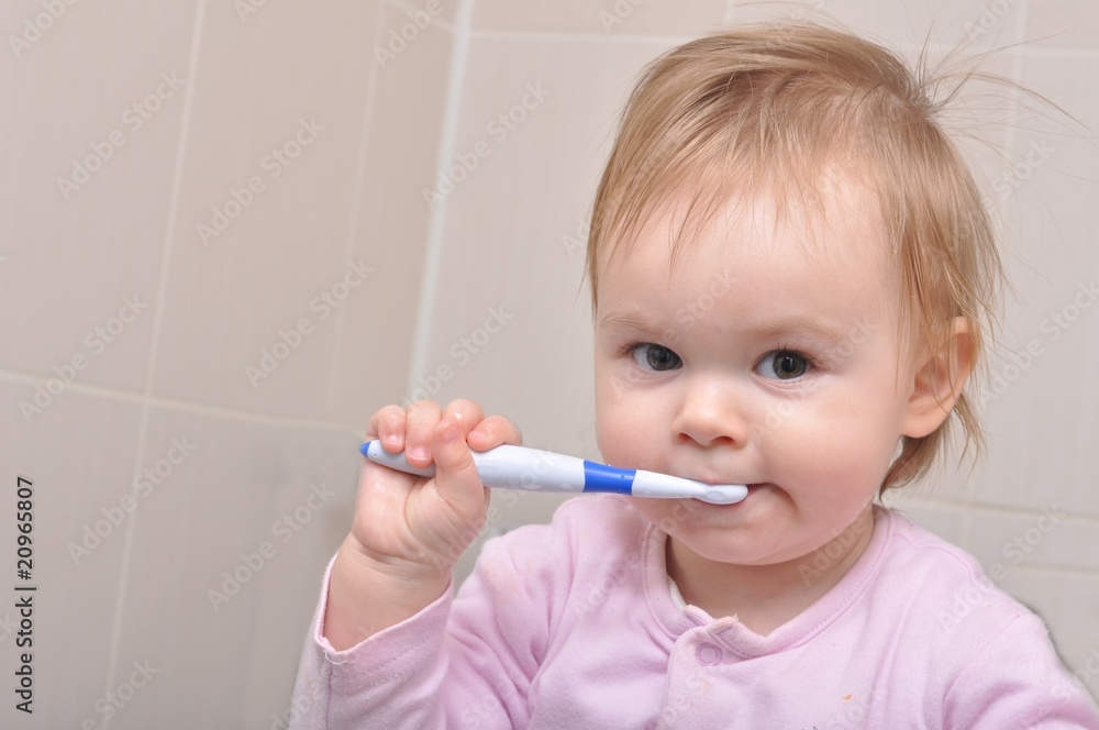girl brushing teeth girl brushing teeth