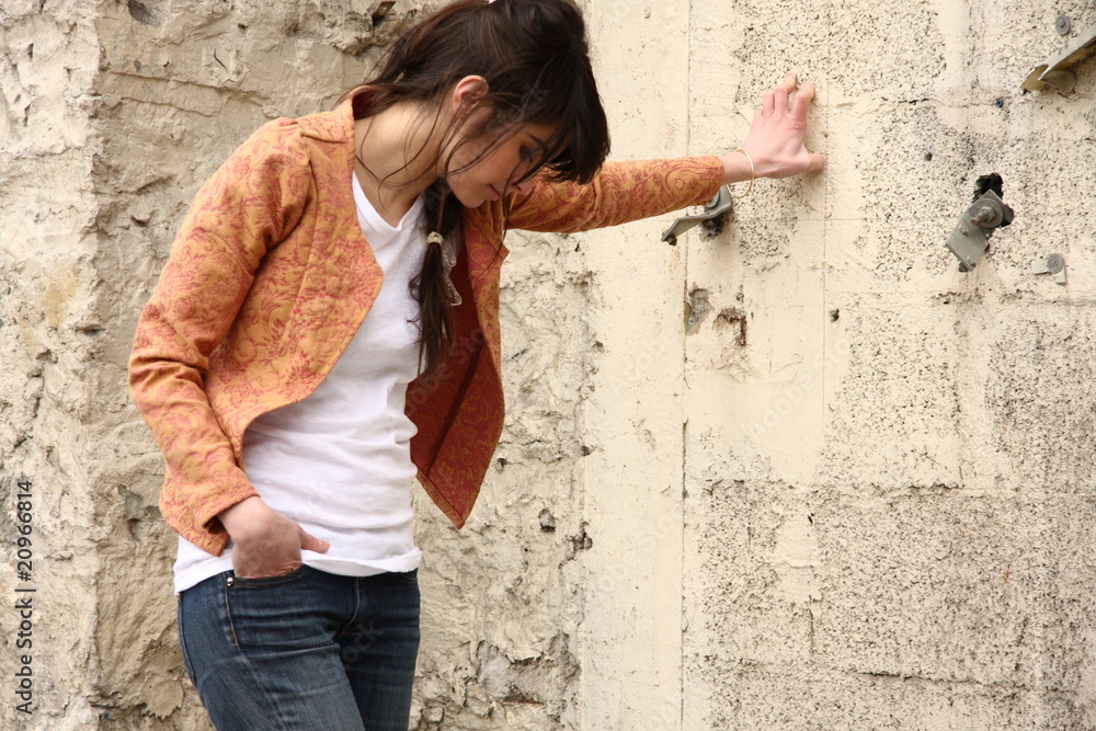 contre le mur contre le mur