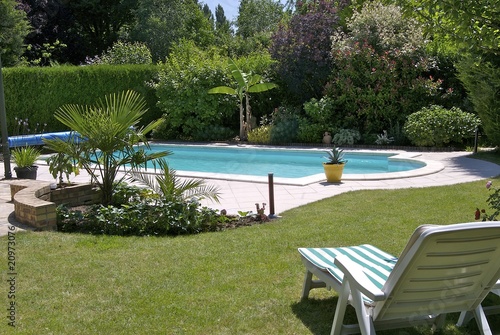 jardin avec piscine photo