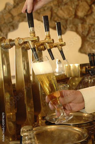 Pils wird gezapft