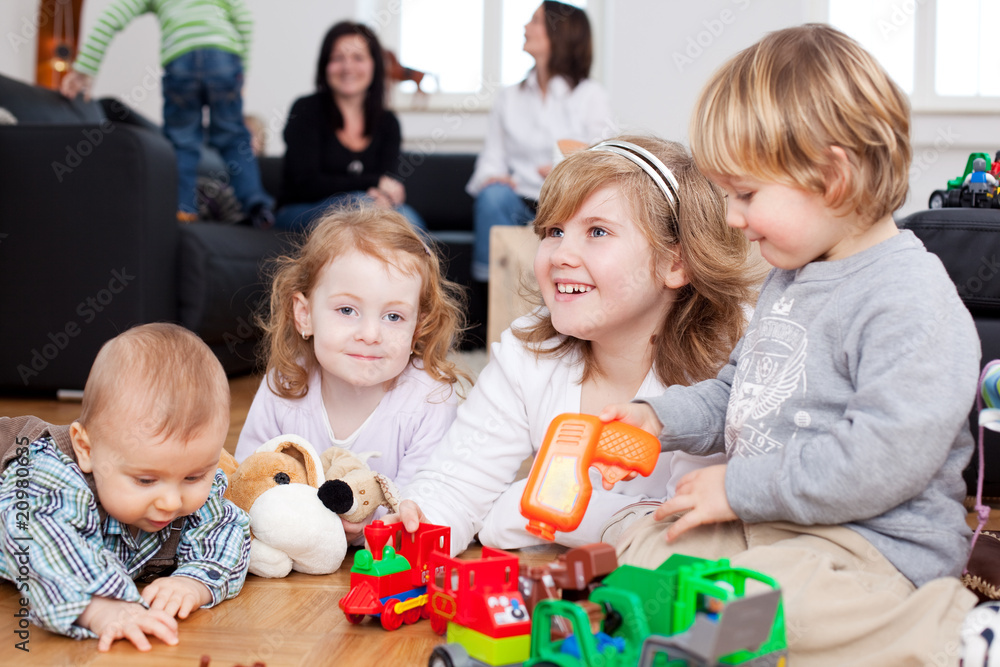 kinder spielen im wohnzimmer kinder spielen im wohnzimmer