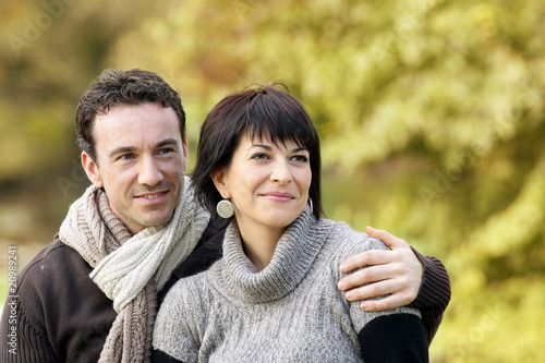 Portrait d'un homme et d'une femme souriants