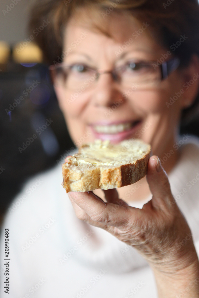 Femme senior prenant son petit déjeuner Femme senior prenant son petit déjeuner