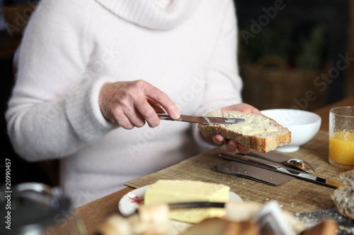 Femme prenant son petit déjeuner