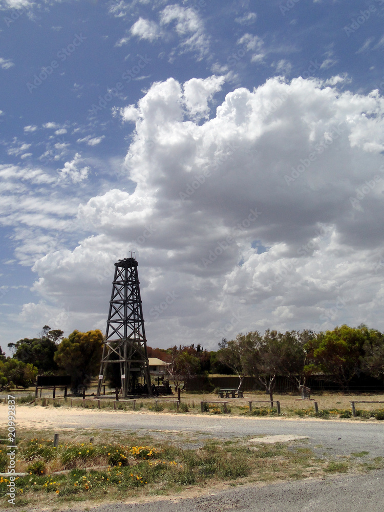 Fototapeta premium Oil drill against the sky