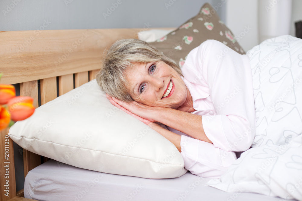 seniorin relaxed im bett seniorin relaxed im bett
