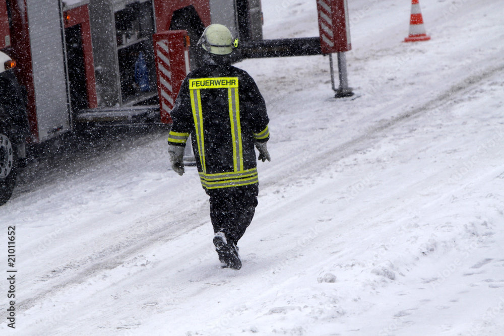 Obraz premium Feuerwehreinsatz in dichtem Schneetreiben