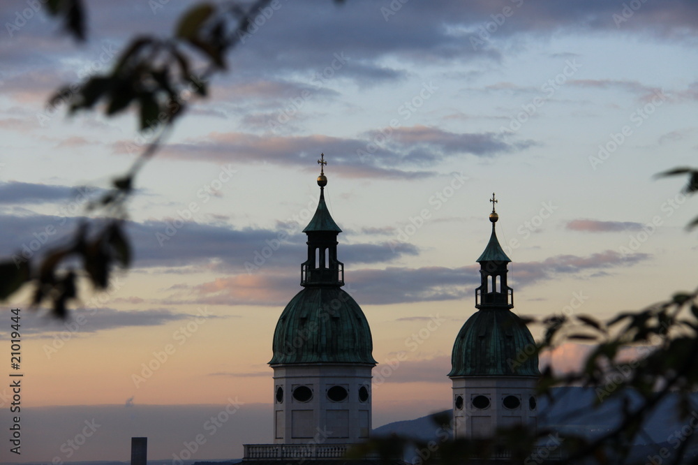 Türme des Salzburger Doms im Abendschein - Österreich