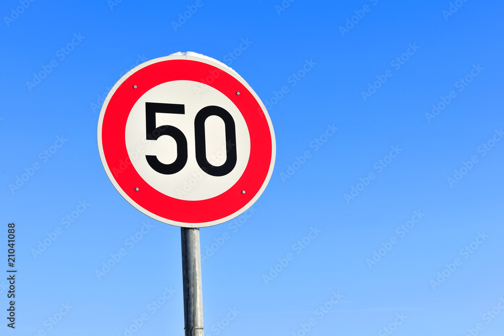 Verkehrsschild 50 km/h mit kleiner Schneehaube Verkehrsschild 50 km/h mit kleiner Schneehaube